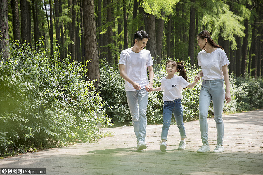 一家人在森林公园郊游家庭生活人物