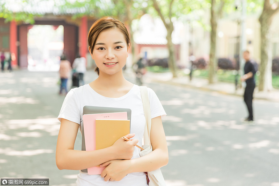 青春大学生抱着书本