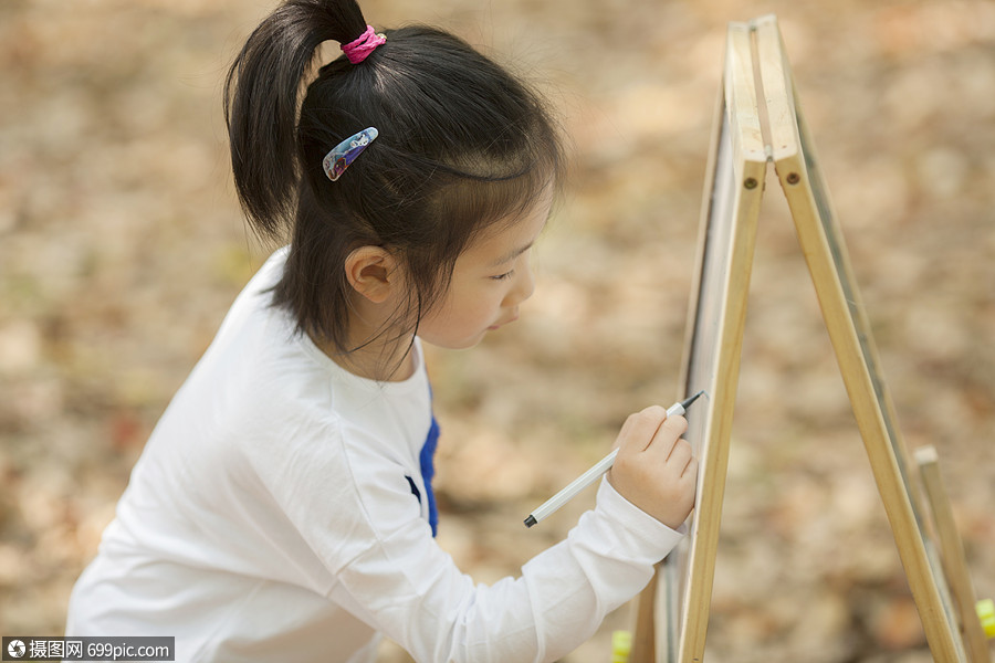 女孩在学习画画