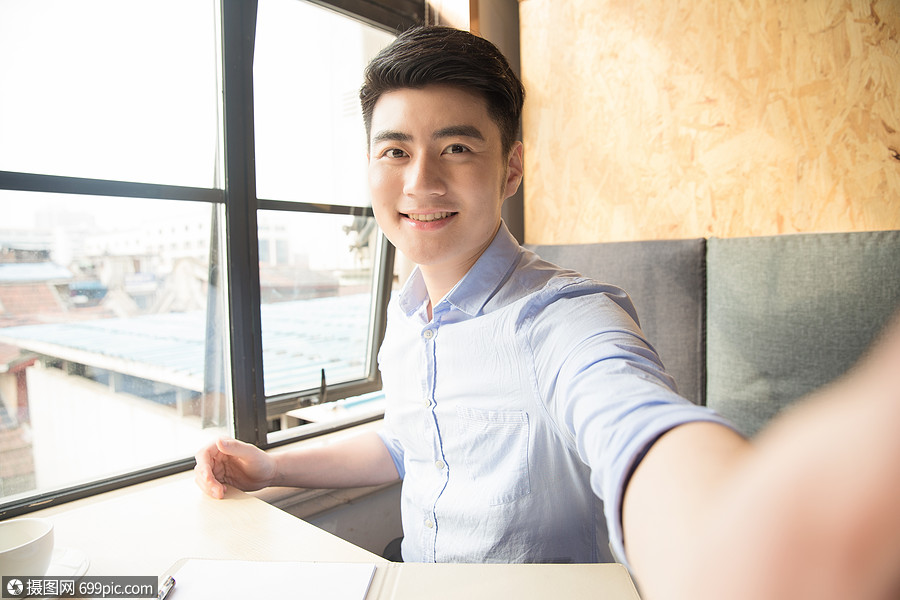 照片 人物情感 商务男性人像咖啡馆自拍.jpg