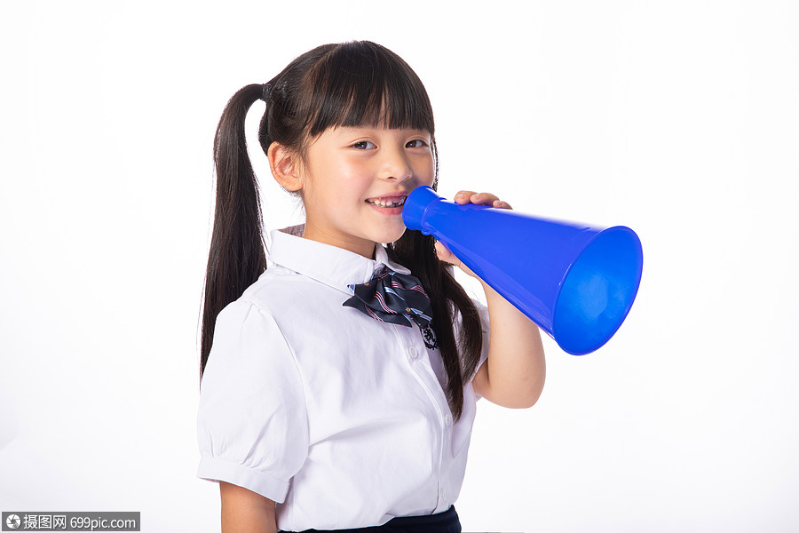 手拿话筒的小女孩