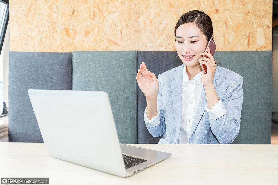 边工作边打电话的商务女性形象交流合作