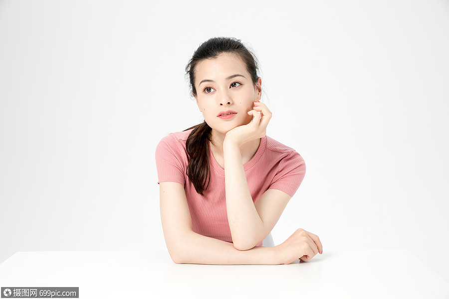 照片 人物情感 青年女性坐姿形象展示.jpg
