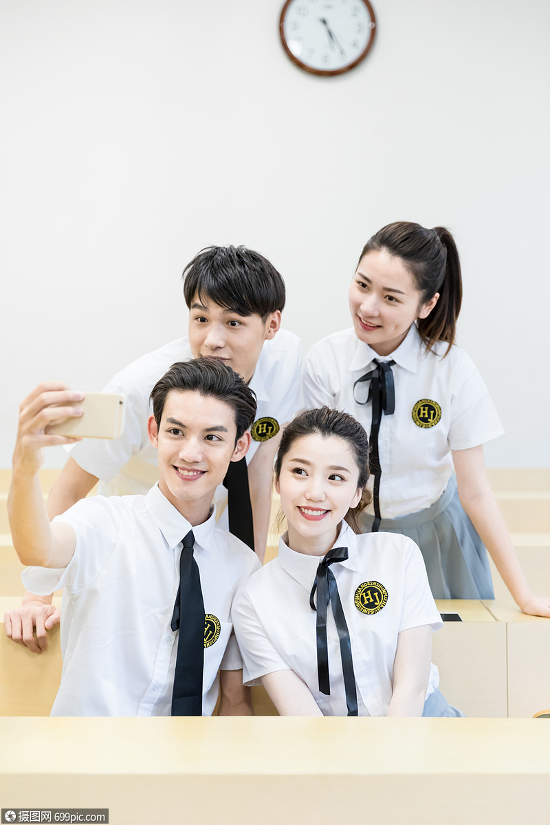 毕业季同学们在教室里自拍合影大学生模特