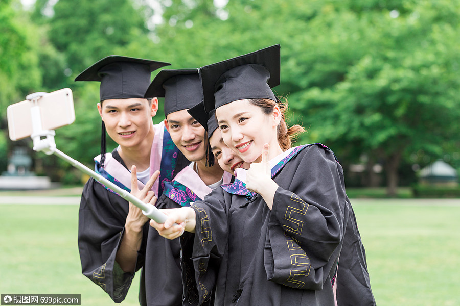 毕业季穿学士服一起合影自拍的大学生