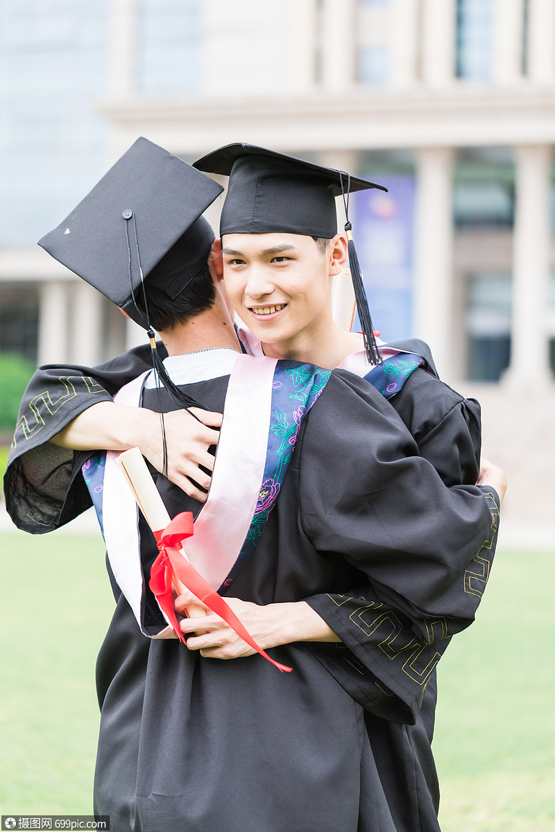 毕业季同学穿学士服拥抱告别
