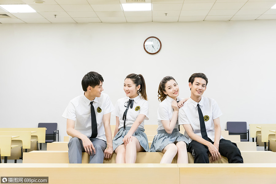 照片 教育文化 同学毕业季坐在教室里一起拍照合影.jpg