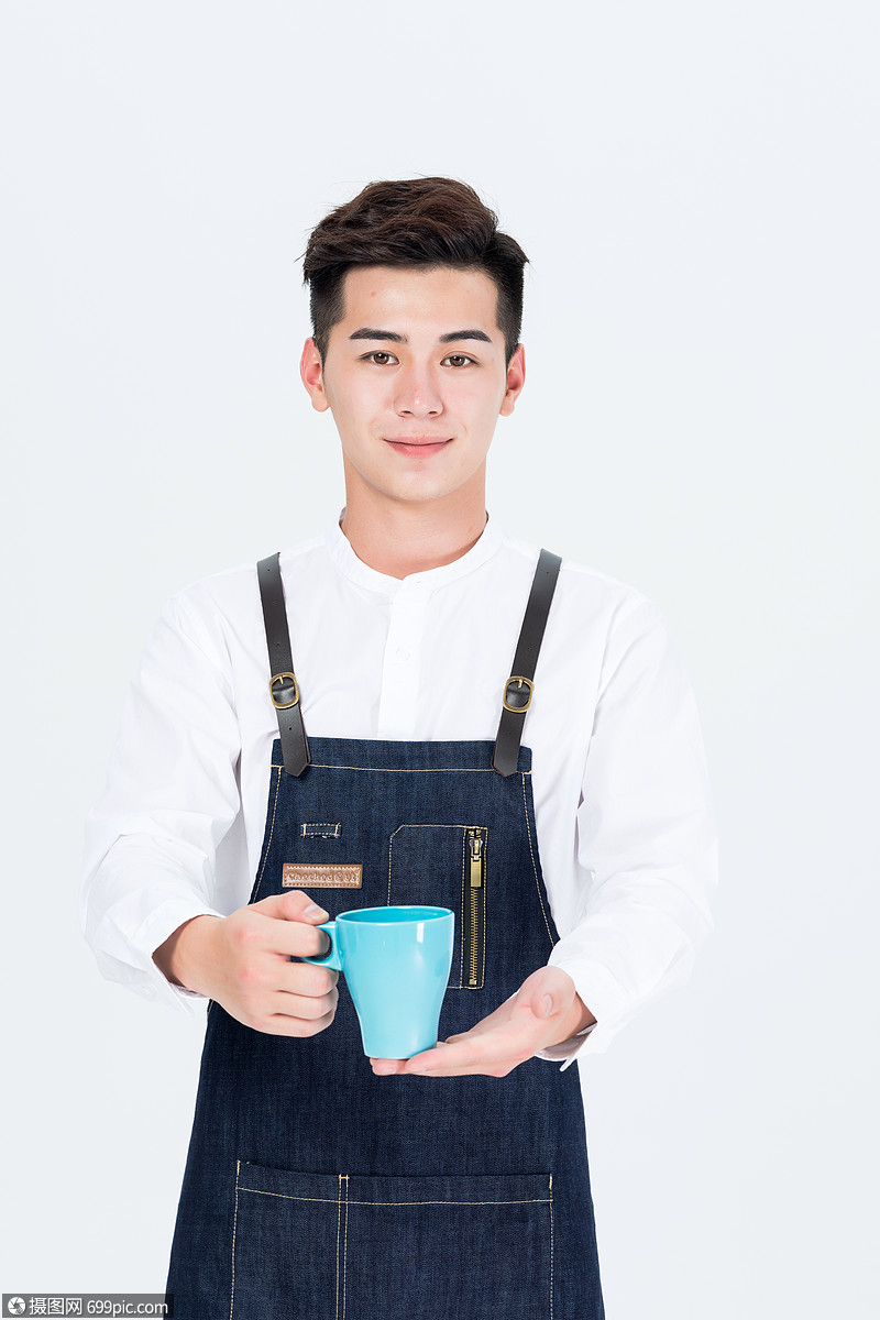 咖啡师手拿咖啡杯特写围裙人物