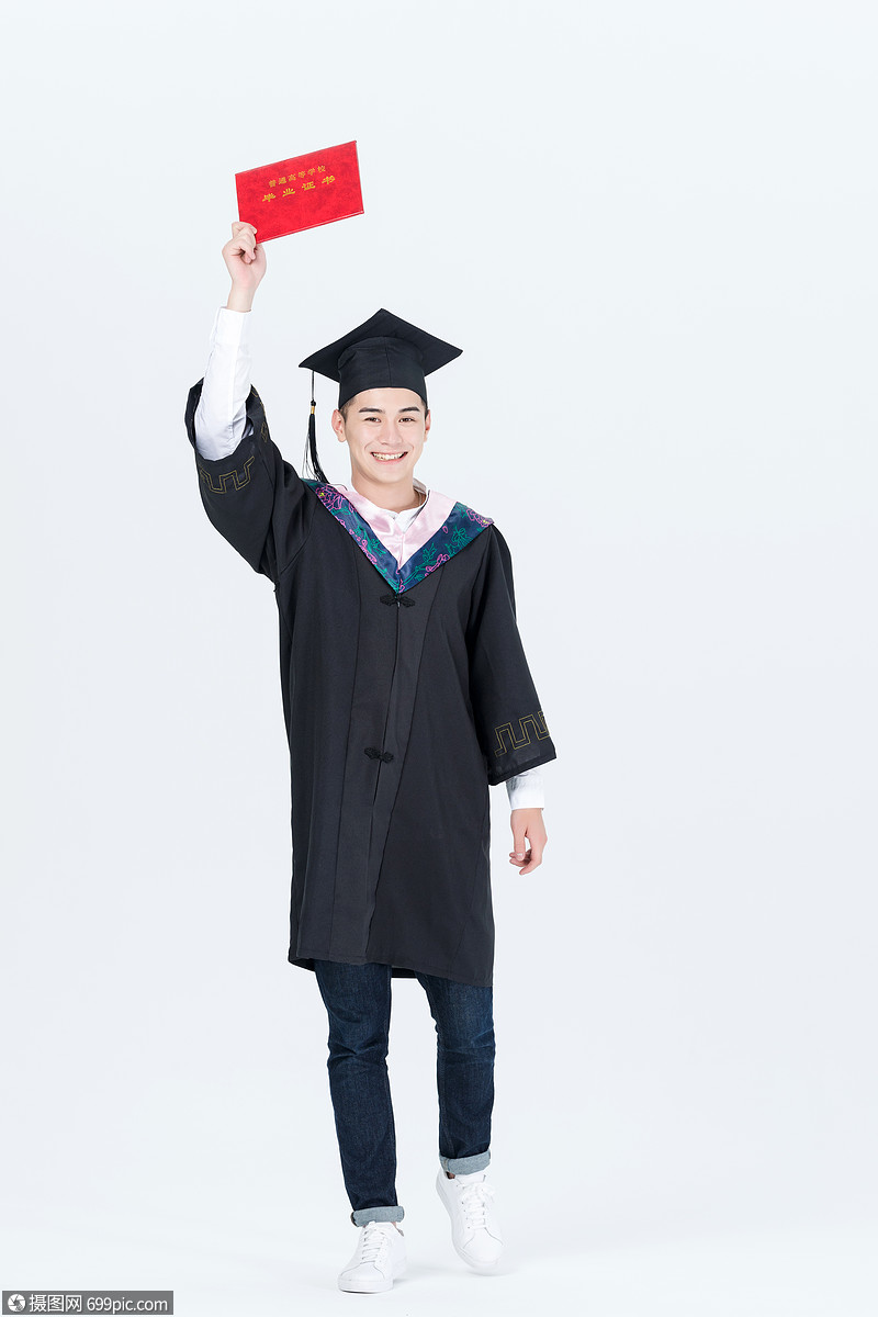 毕业季穿学士服的毕业大学生