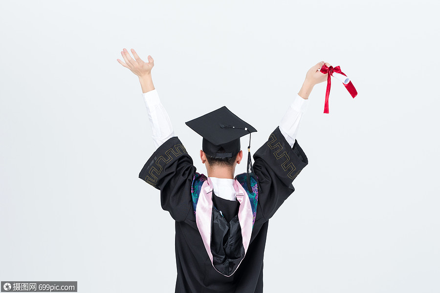 穿学士服的毕业生欢呼背影