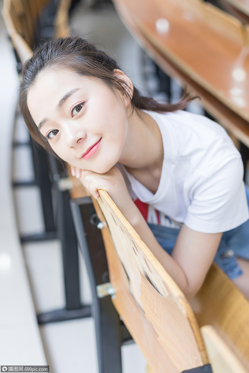 坐在教室里的甜美女生少女写真青春