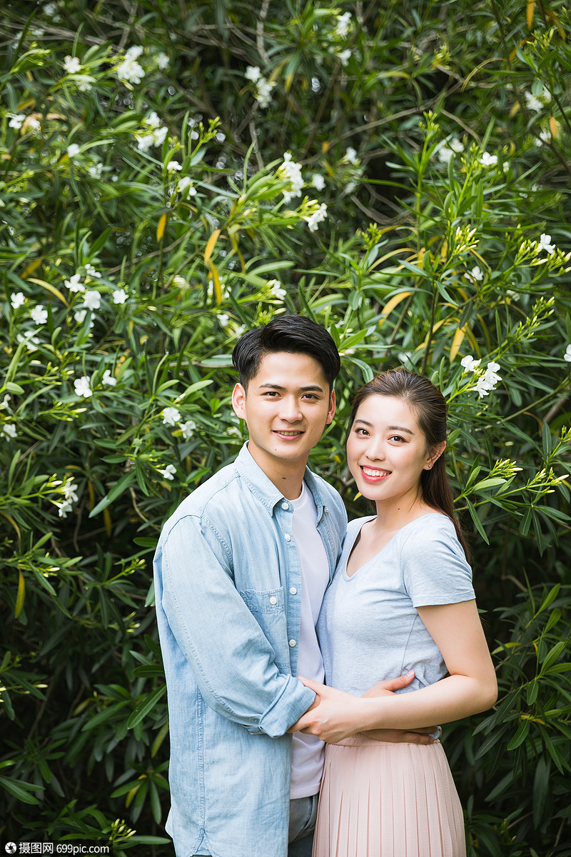 照片 人物情感 情侣 公园里依偎在一起的情侣.jpg