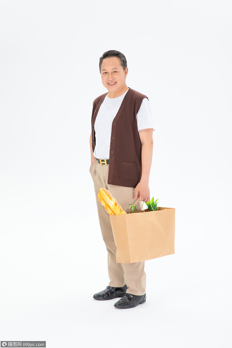 买菜回家的老年人