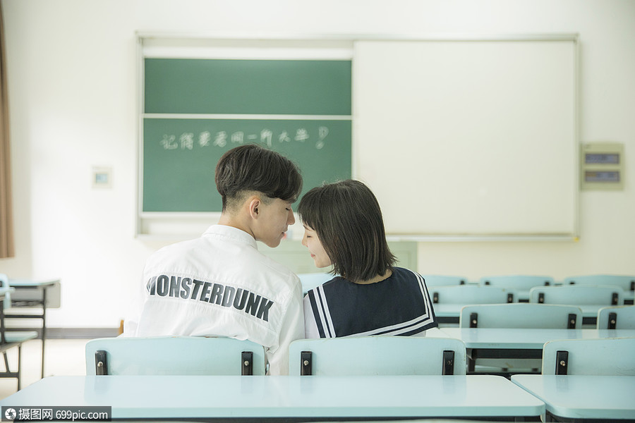 教室里恋爱的大学生甜蜜校服