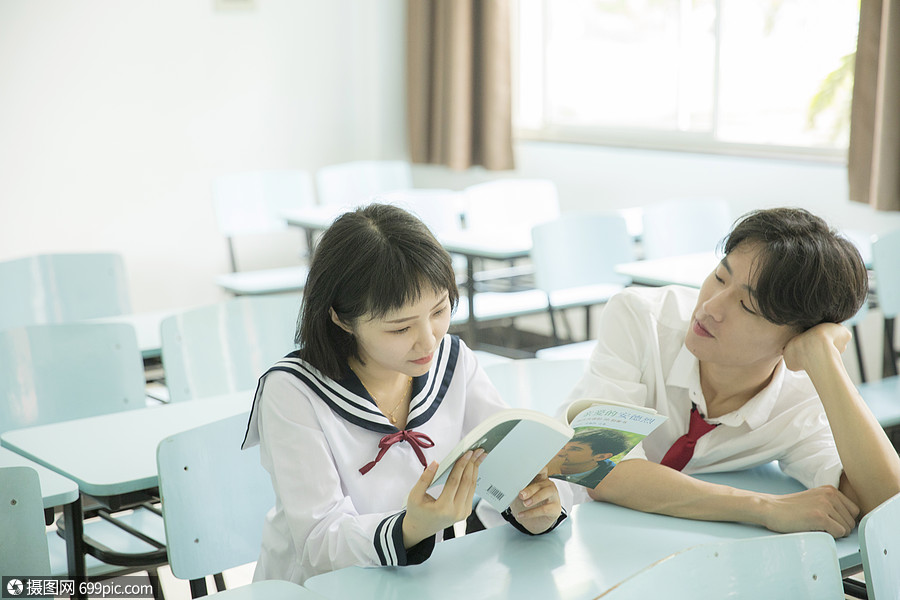 教室里恋爱的大学生