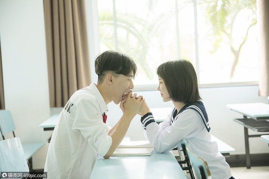 教室里恋爱的大学生校服模特