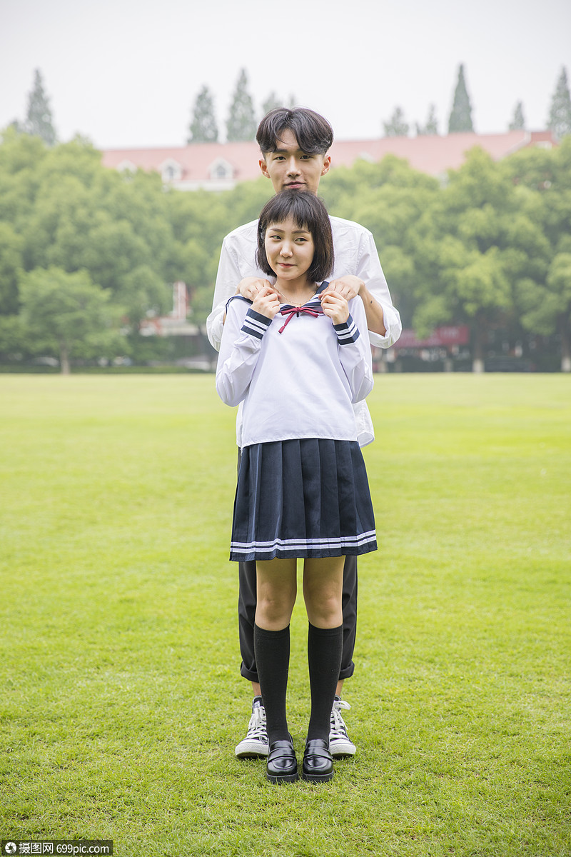 照片 人物情感 情人节 校园里的年轻情侣.jpg