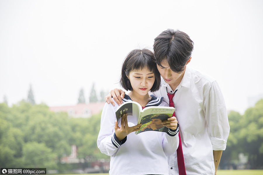 校园恋爱校服kiss