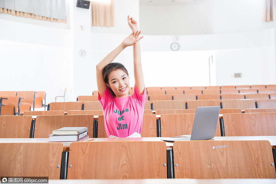 大学生教室里放松伸懒腰