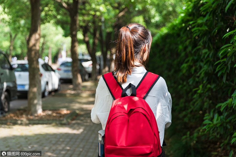 大学生背书包背影图片