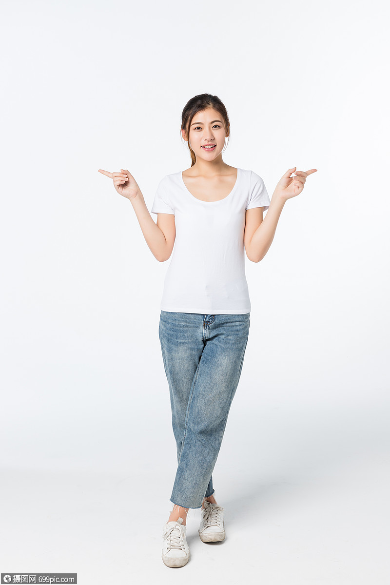 青年女孩手势指引动作