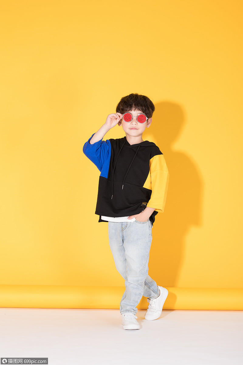 时尚儿童小男孩带卡通眼镜六一模特