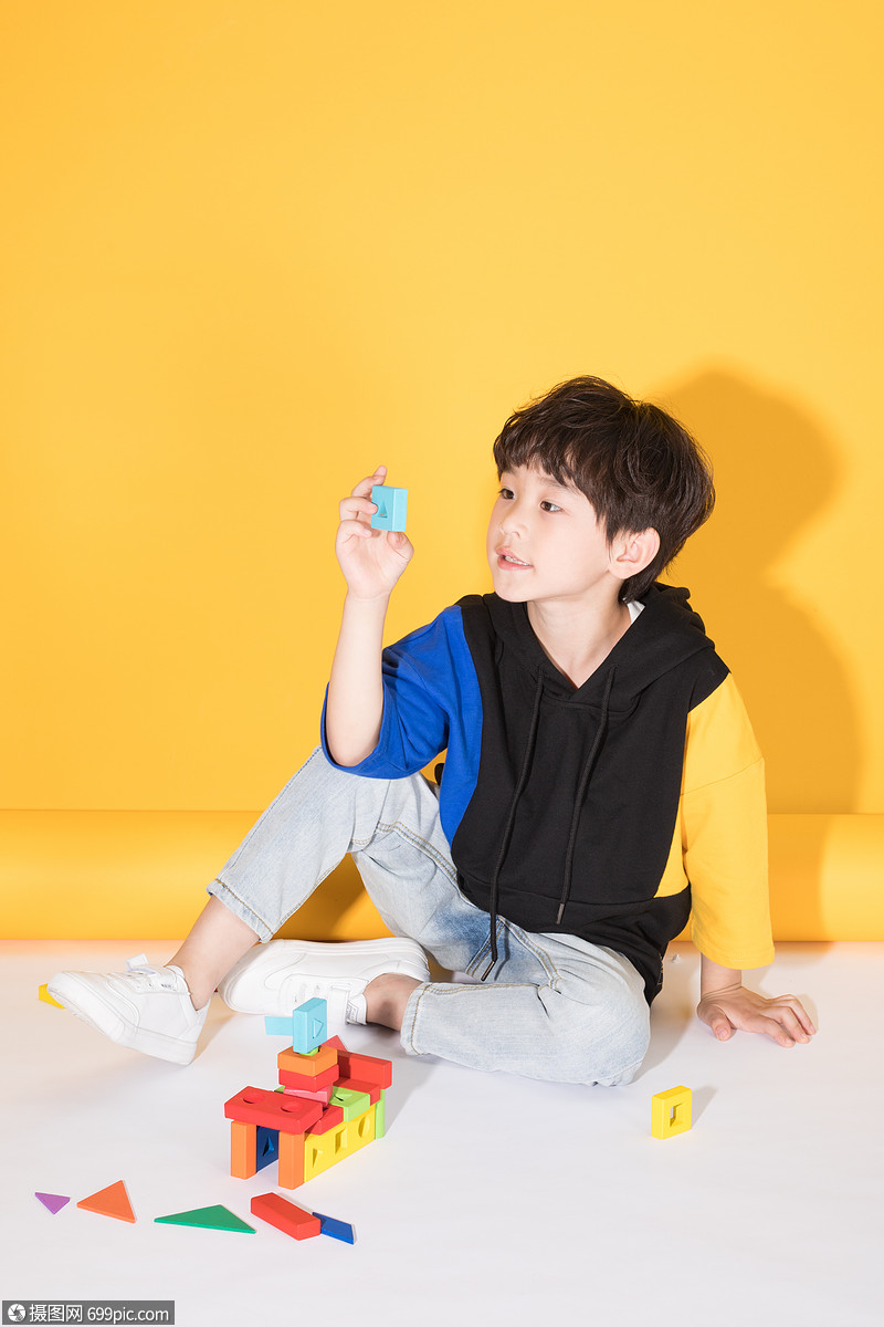 儿童小男孩玩积木益智玩具