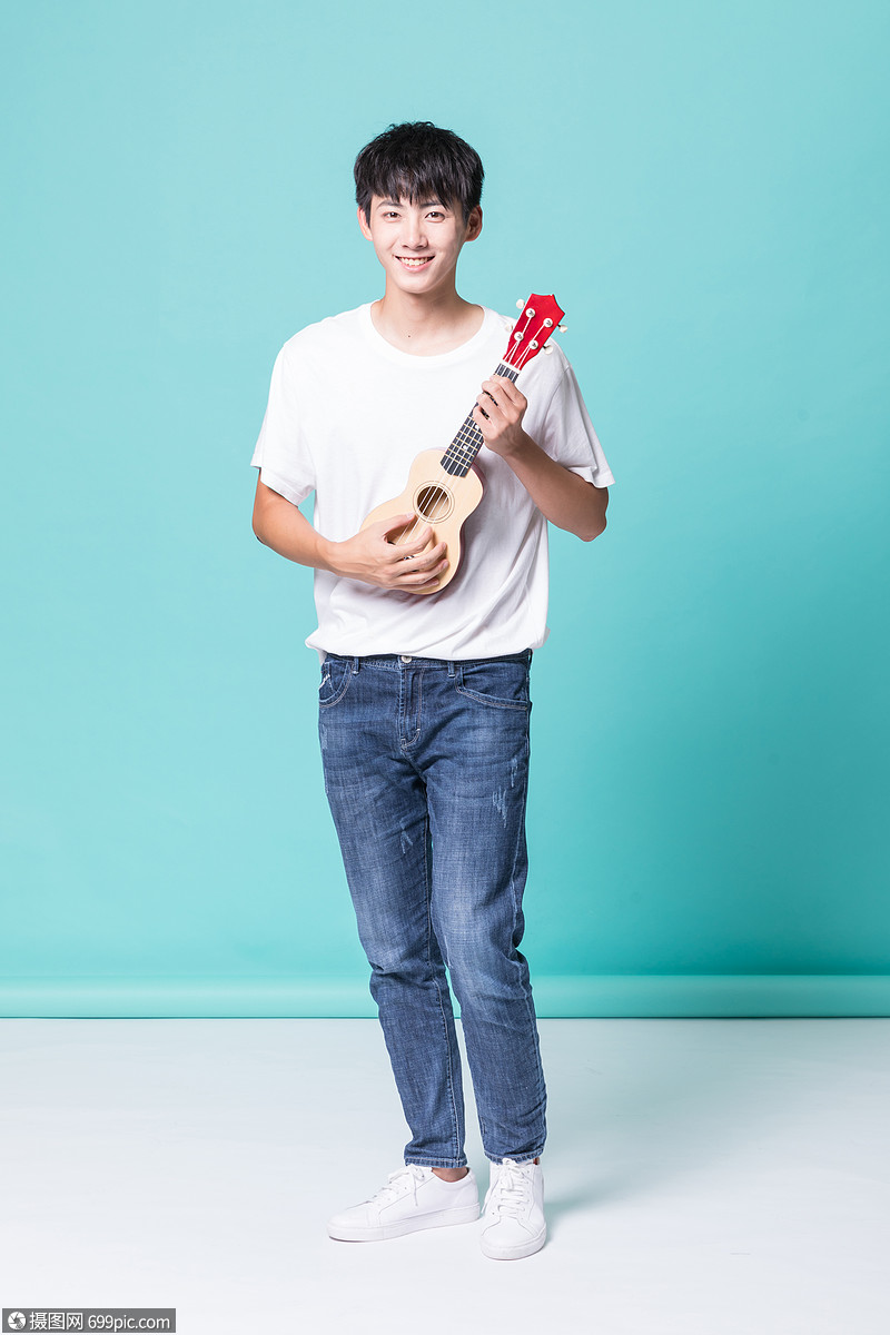 图片 照片 人物情感 青年男性弹尤克里里.jpg