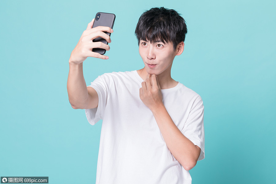 青年男性手机自拍年轻人中国人