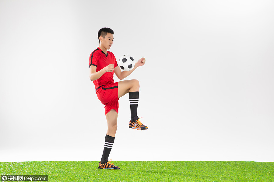 足球运动员颠球动作