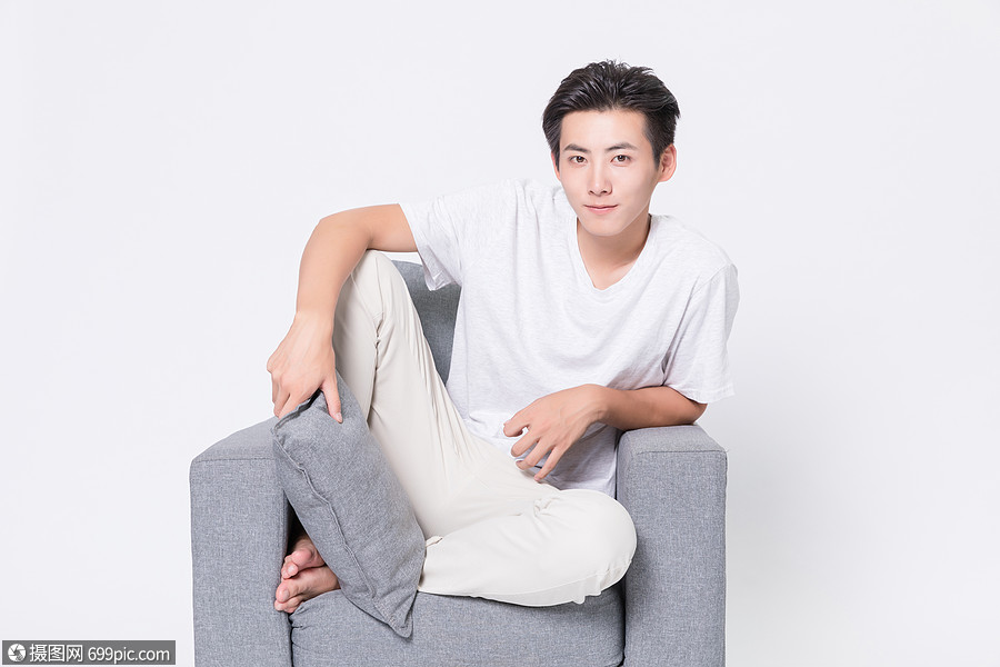 居家男青年坐在沙发上
