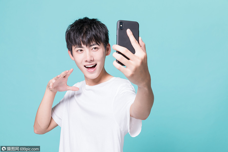 照片 人物情感 青年男性手机自拍.jpg