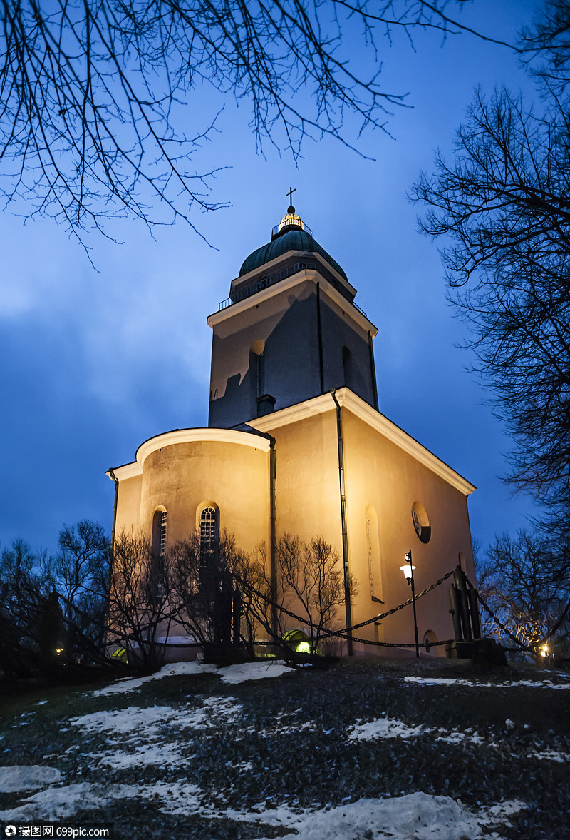 芬兰堡晨曦中的教堂