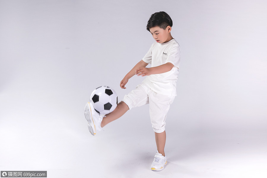男孩子踢足球