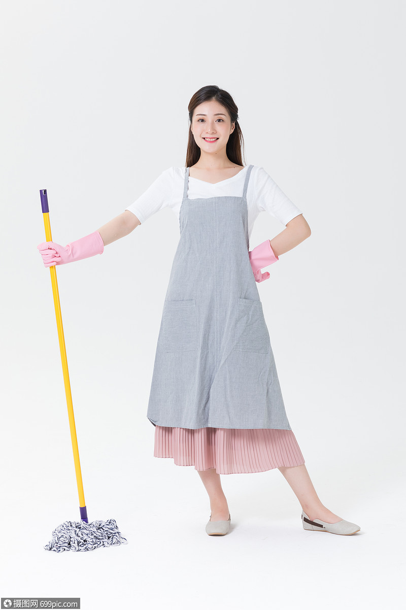 居家女性拖地