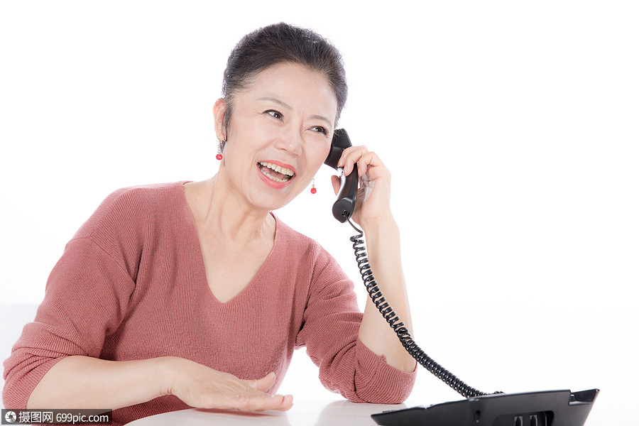 老年女性打电话