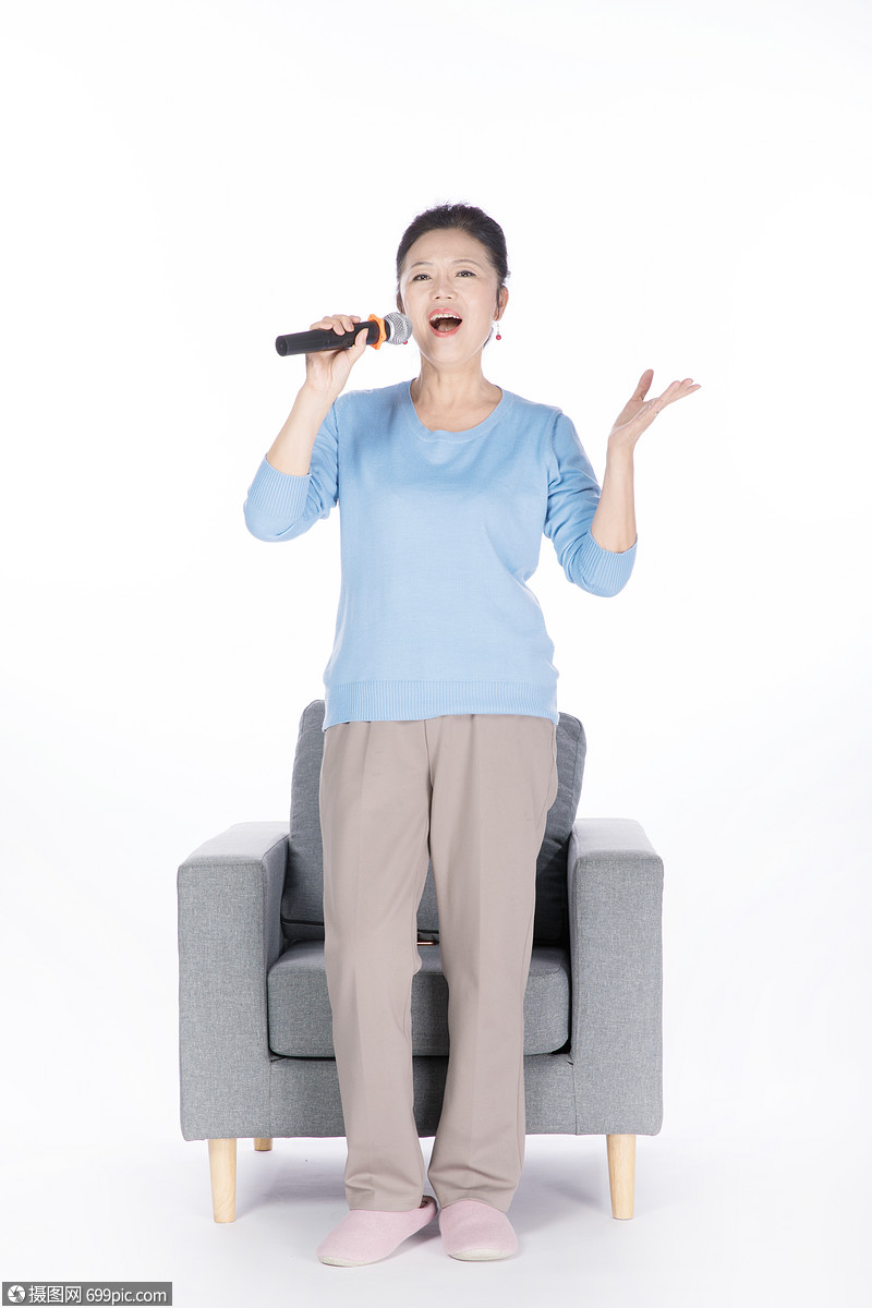 老年人唱歌