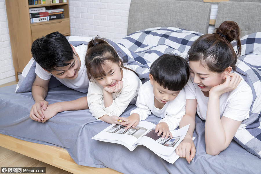 一家人一起看书