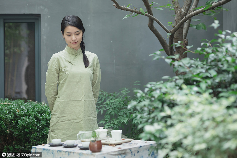 古风茶艺女性喝茶典雅