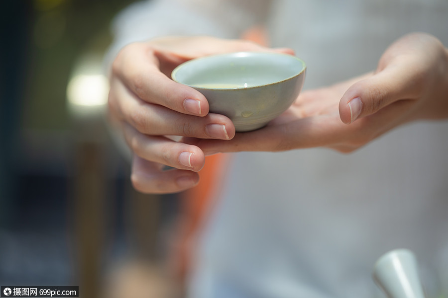 手持茶杯喝茶