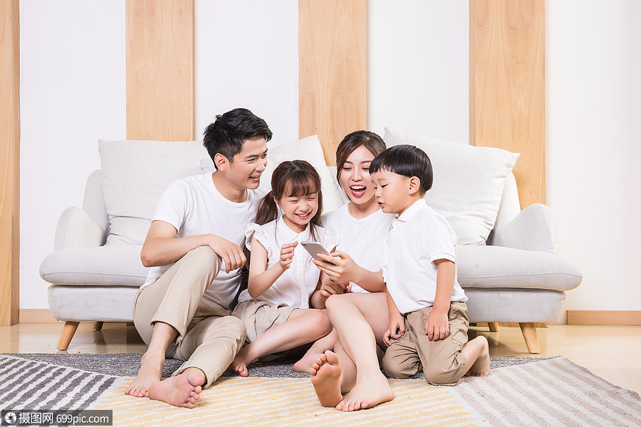 一家人看手机