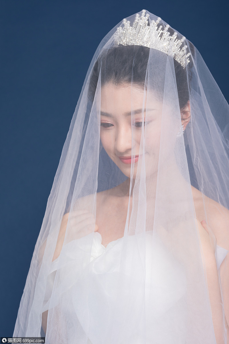 头戴头纱穿婚纱的新娘