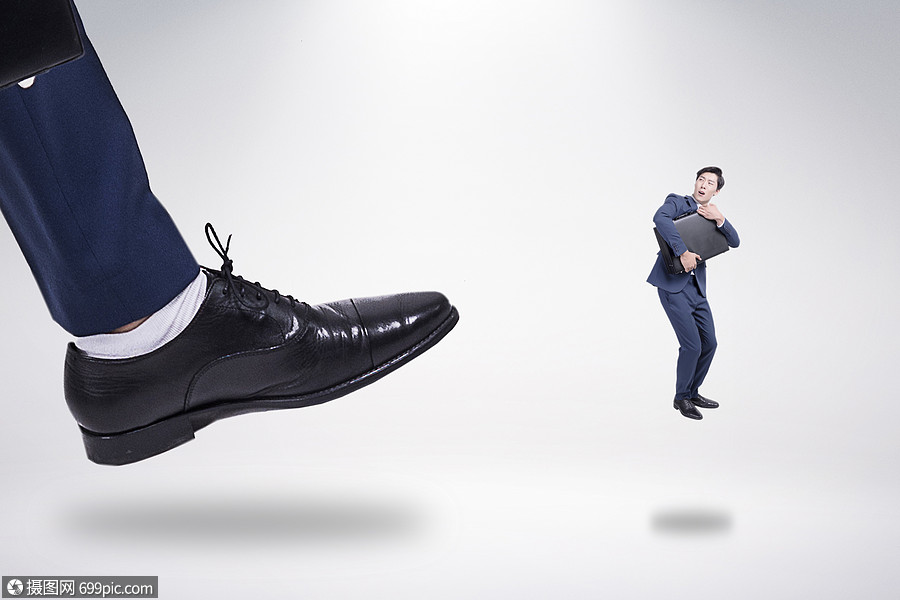 商务人士踩人压力图片
