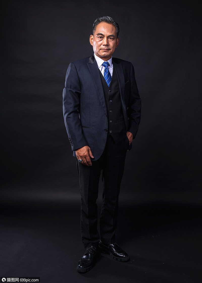 照片 人物情感 中年商务成功人士站姿动作.jpg