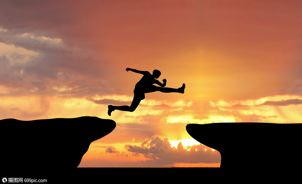 夕阳下跳跃人物剪影励志坚持