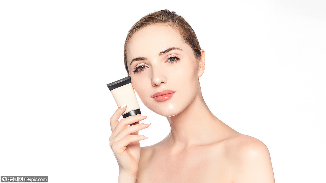 用面霜的外国美女