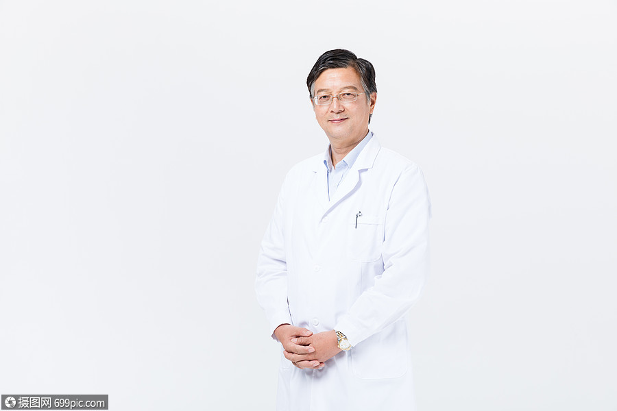 老年医生穿白大褂形象