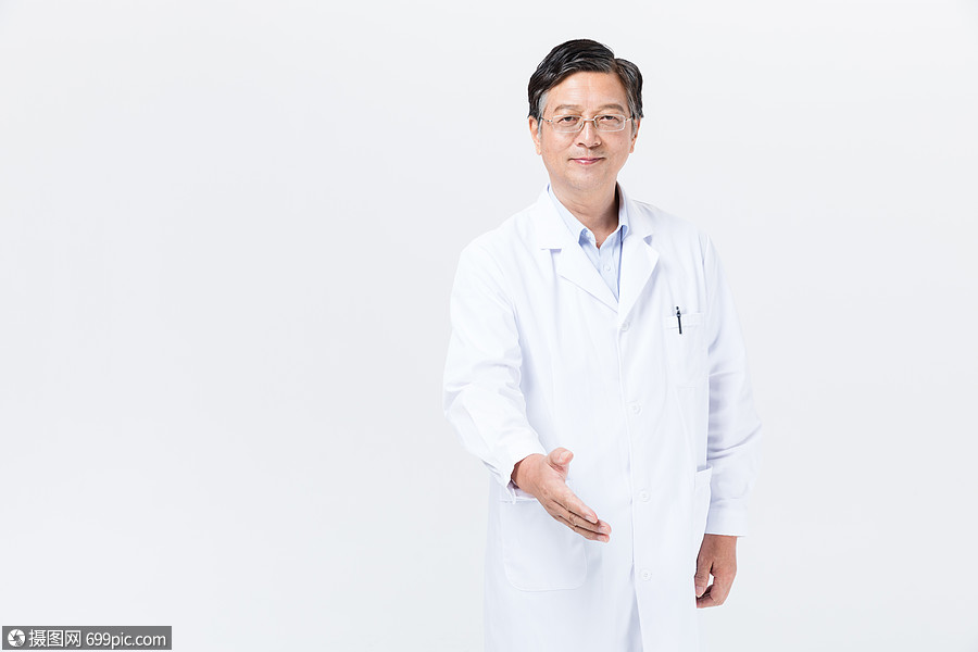 照片 人物情感 老年医生穿白大褂形象.jpg