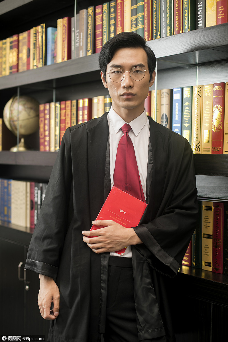 男律师查阅法典法治