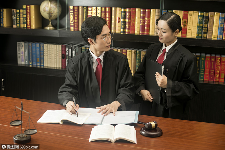 男女律师司法辩护图片